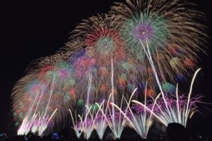夜空いっぱいに打ち上がる色鮮やかな花火大会