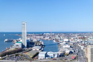 日本海を望む新潟港と高層ビルの景観