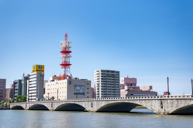 萬代橋と新潟市街地を望む信濃川の風景