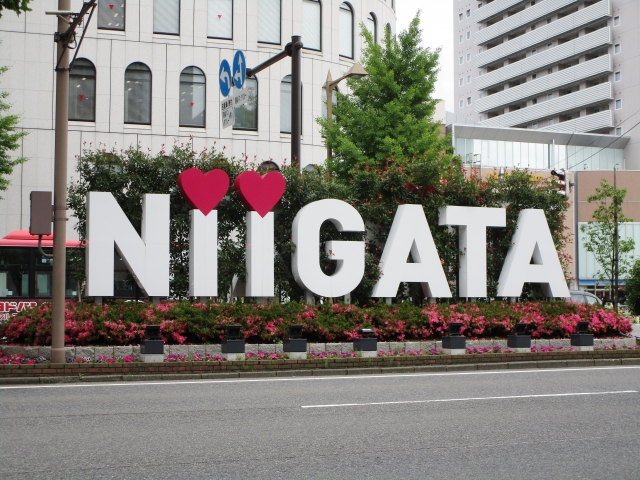 新潟市街地に設置されたNIIGATAのモニュメント
