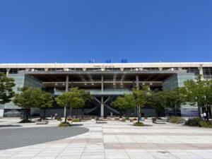 青空の下に建つJR新潟駅CoCoLoの駅舎
