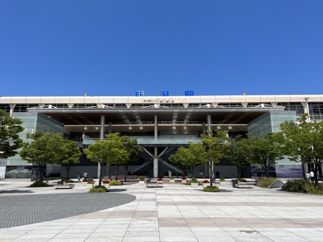 青空の下に建つJR新潟駅CoCoLoの駅舎