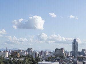 青空と白い雲が広がる新潟市街地の景観