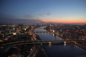 夕暮れの信濃川と新潟市街地の美しい夜景