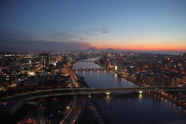 夕暮れの信濃川と新潟市街地の美しい夜景