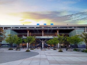 夕焼け空に映えるJR新潟駅CoCoLoの駅舎