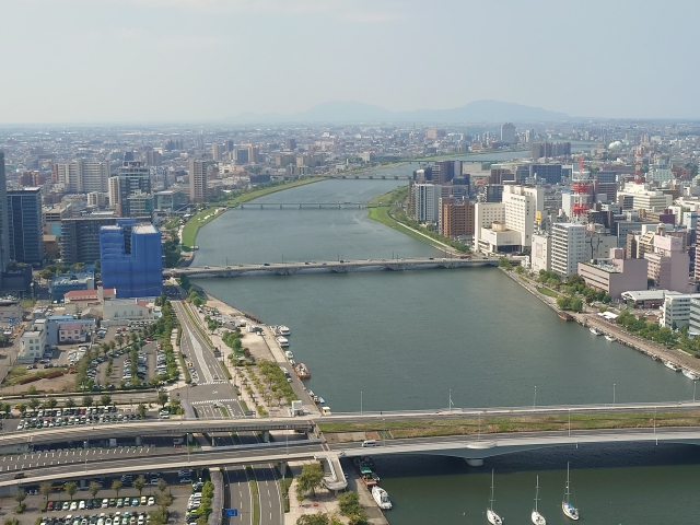 信濃川と橋が連なる新潟市中心部の都市景観