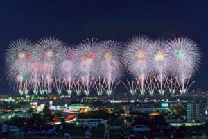 夜空を彩る大規模な花火大会と市街地の夜景