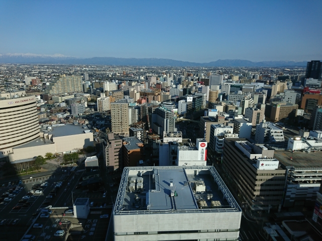 高層ビルから望む新潟市中心部の街並み